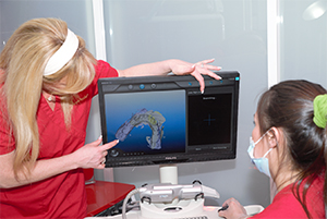 dr-jacquie-performing-digital-imaging-for-invisalign
